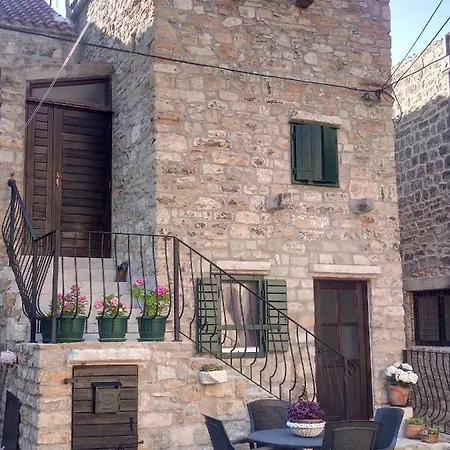 Villa Stone House Castellum