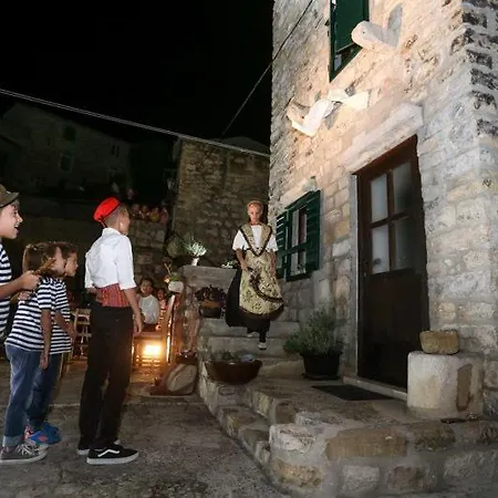 别墅 Stone House Castellum