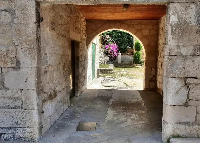 Vila Stone House Castellum *