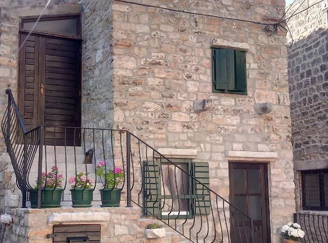 Vila Stone House Castellum