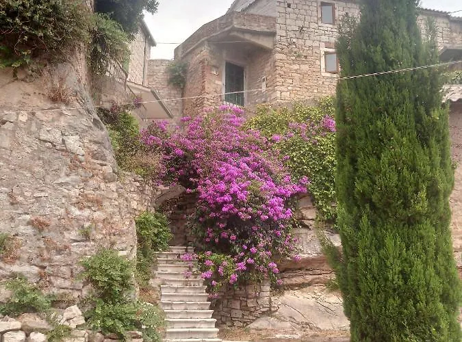 Vila Stone House Castellum